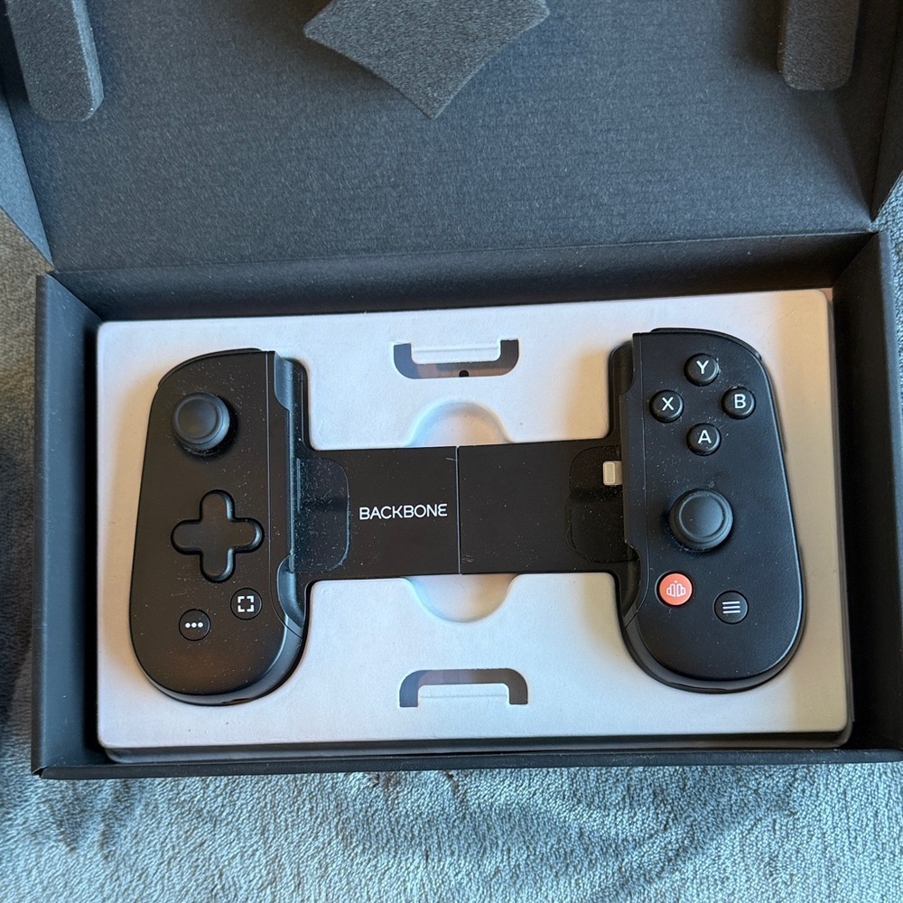 Backbone One Mobile Gaming Controller - Black - Picture 3 of 4